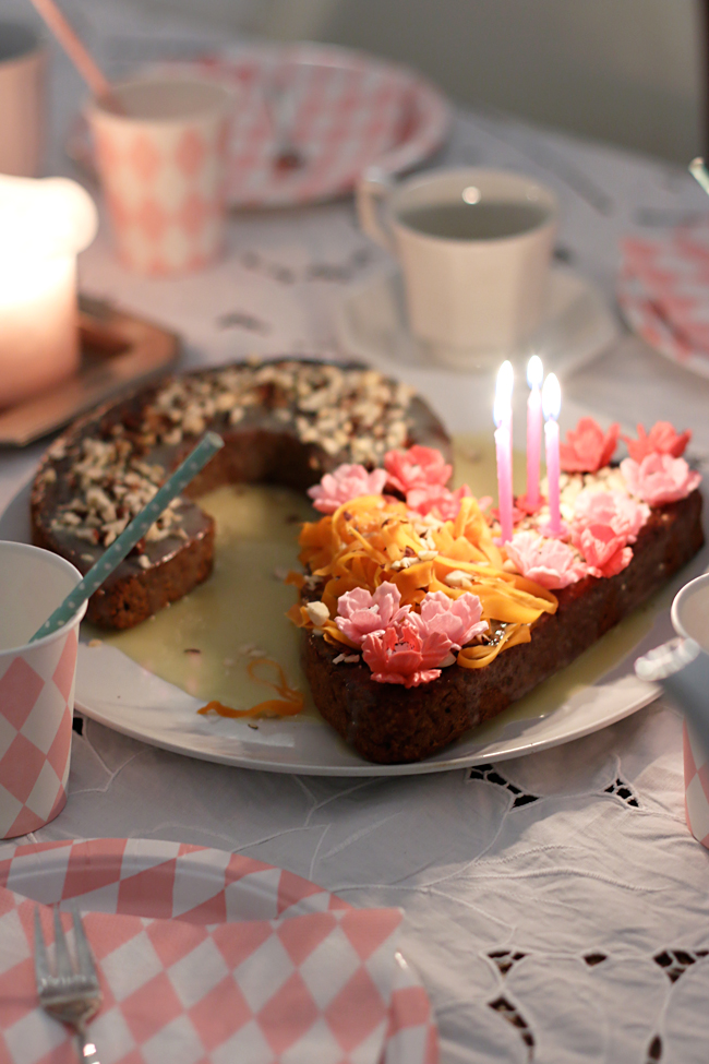 Geburtstagskuchen, Kuchen zum zweiten Geburtstag, Karottenkuchen mit Zuckerblüten