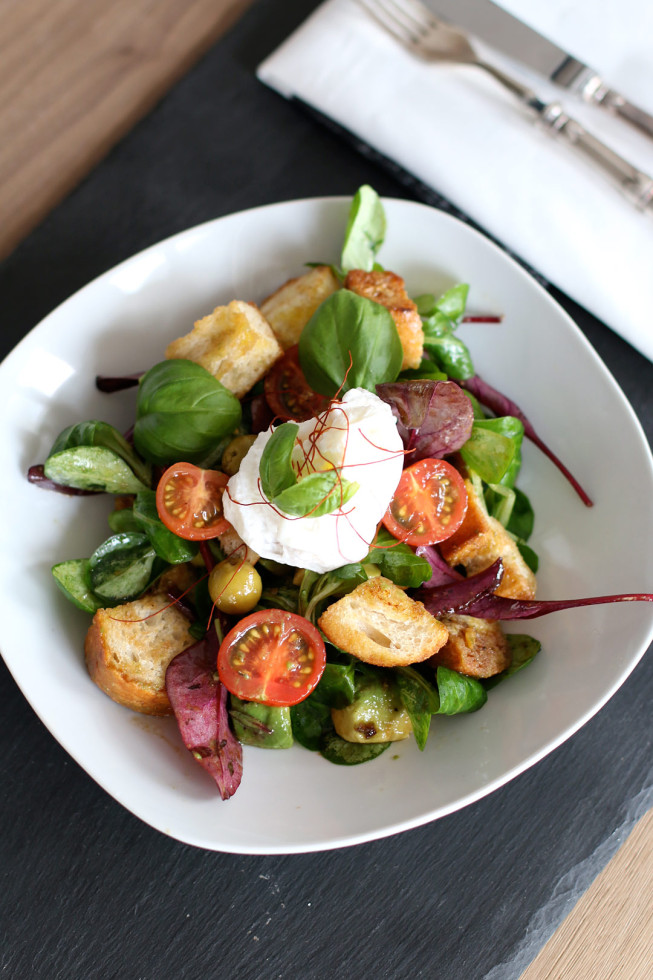 Winterlicher Brotsalat mit pochiertem Ei