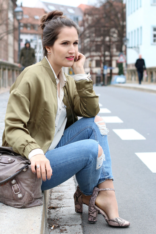 Bomberjacke und Granny-Shoes