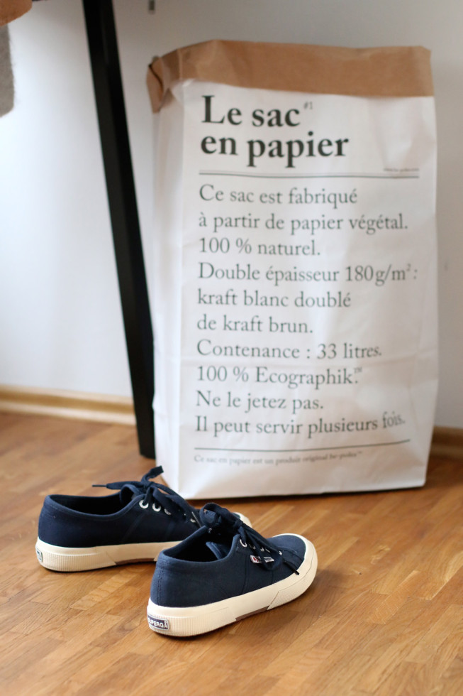 Dunkelblaue Superga und Le Sac En Papier Tüte