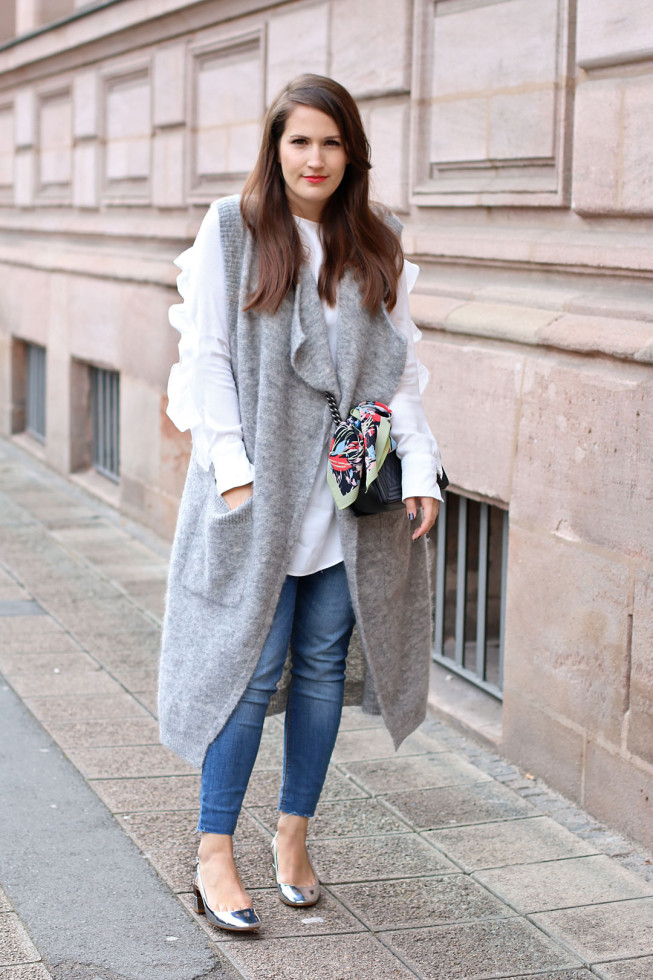 Frühlingslook silberne Sling Pumps und weiße Volantbluse