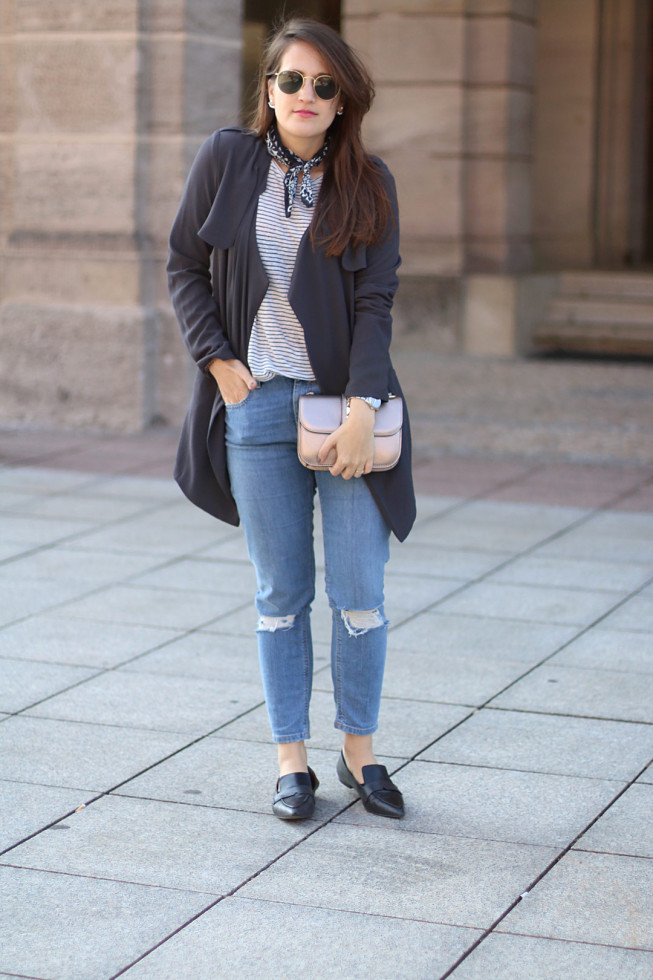 Nickytuch, Streifenshirt, Trenchcoat und hellblaue Mom Jeans, Fashionblog Nürnberg