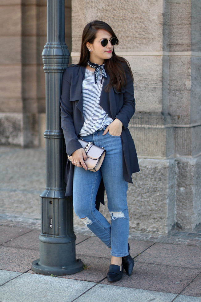 Nickytuch, Streifenshirt, Trenchcoat und hellblaue Mom Jeans, Fashionblog Nürnberg