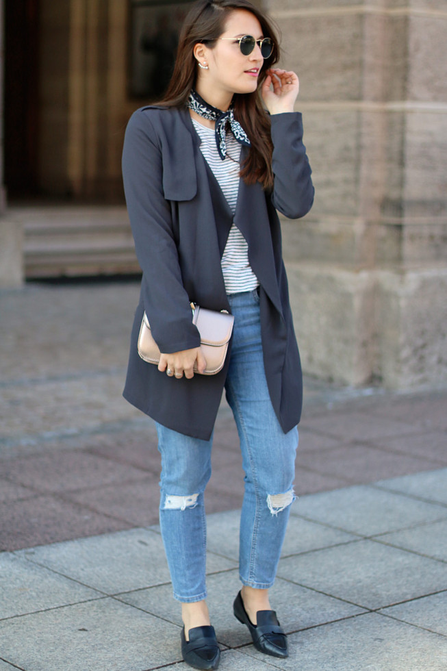 Nickytuch, Streifenshirt, Trenchcoat und hellblaue Mom Jeans, Fashionblog Nürnberg