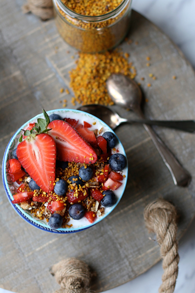 Kokosjoghurt, Beeren, selbstgemachtes Granola, Superfood Blütenpollen