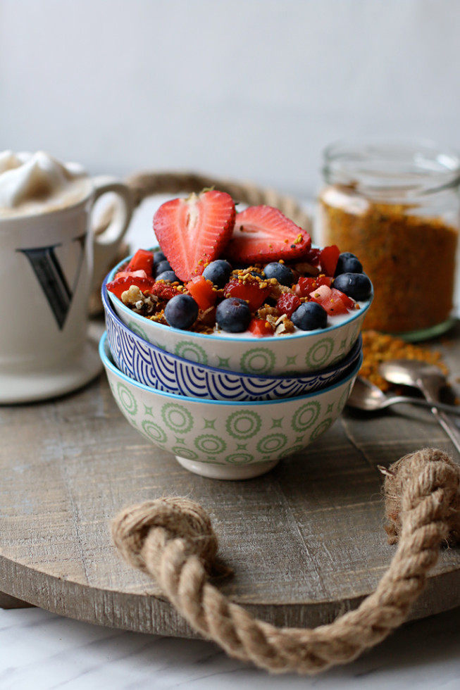 Kokosjoghurt, Beeren, selbstgemachtes Granola, Superfood Blütenpollen