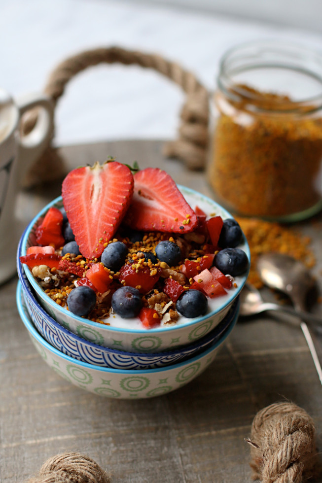 Kokosjoghurt, Beeren, selbstgemachtes Granola, Superfood Blütenpollen