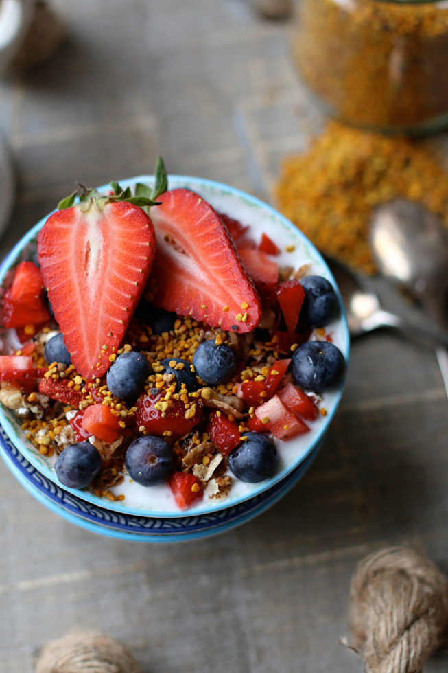 Kokosjoghurt, Beeren, selbstgemachtes Granola, Superfood Blütenpollen