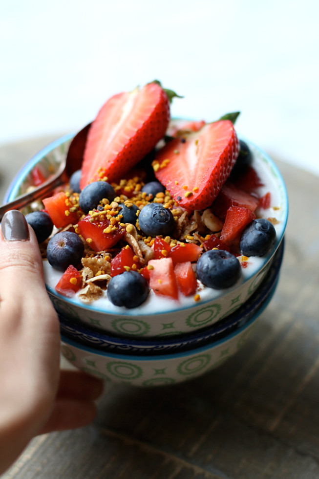 Kokosjoghurt, Beeren, selbstgemachtes Granola, Superfood Blütenpollen