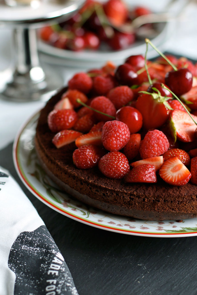 Schokoladenkuchen mit Beeren - Pieces of Mariposa Schokoladenkuchen mit Beeren - Pieces of Mariposa