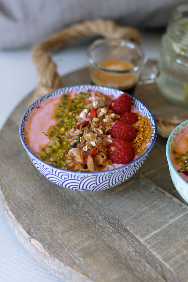 Beeren-Joghurt-Bowl mit selbstgemachtem Granola