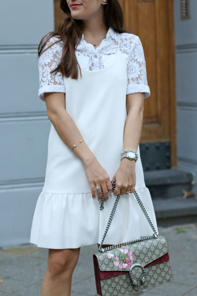 Slip Dress und weiße Spitzenbluse