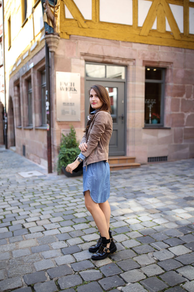 Blaues Jeanskleid, Wildlederjacke und Balenciaga Lookalike Boots