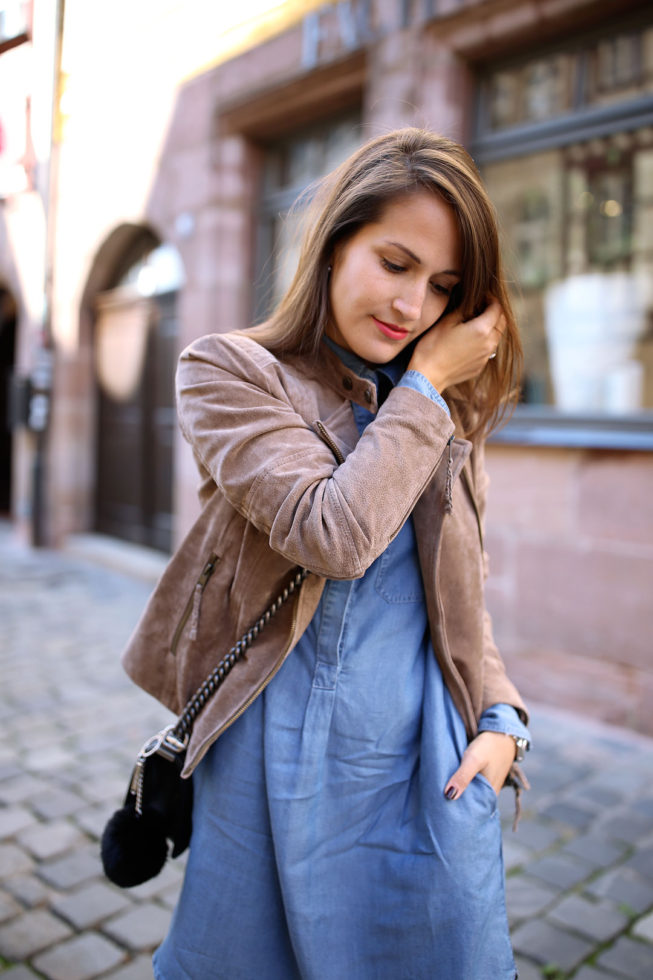 Blaues Jeanskleid, Wildlederjacke und Balenciaga Lookalike Boots