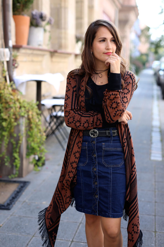 Herbstlook mit dunkelblauem Jeansrock und Aztec Print