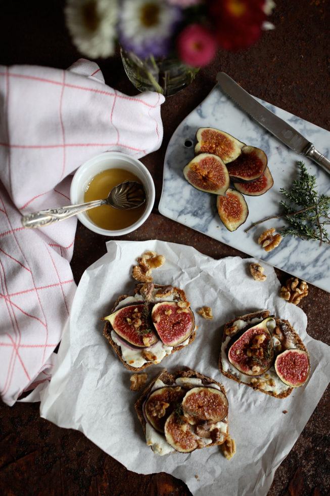 Ofenbrot mit Feigen, Ziegenkäse und Honig