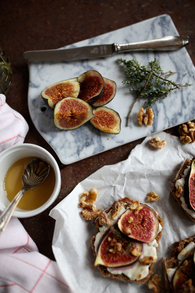 Ofenbrot mit Feigen, Ziegenkäse und Honig