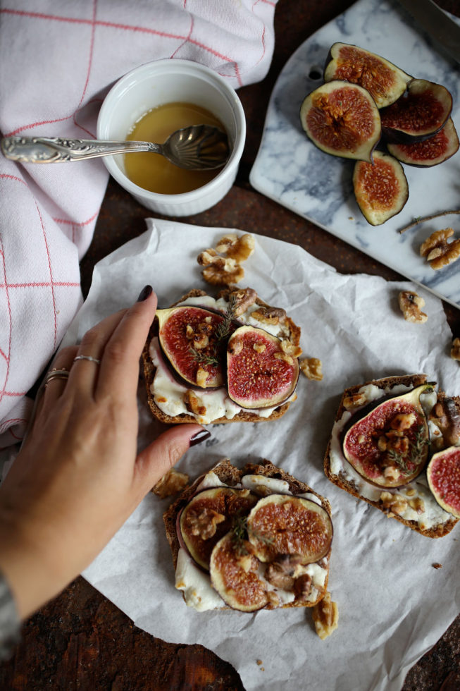 Ofenbrot mit Feigen, Ziegenkäse und Honig