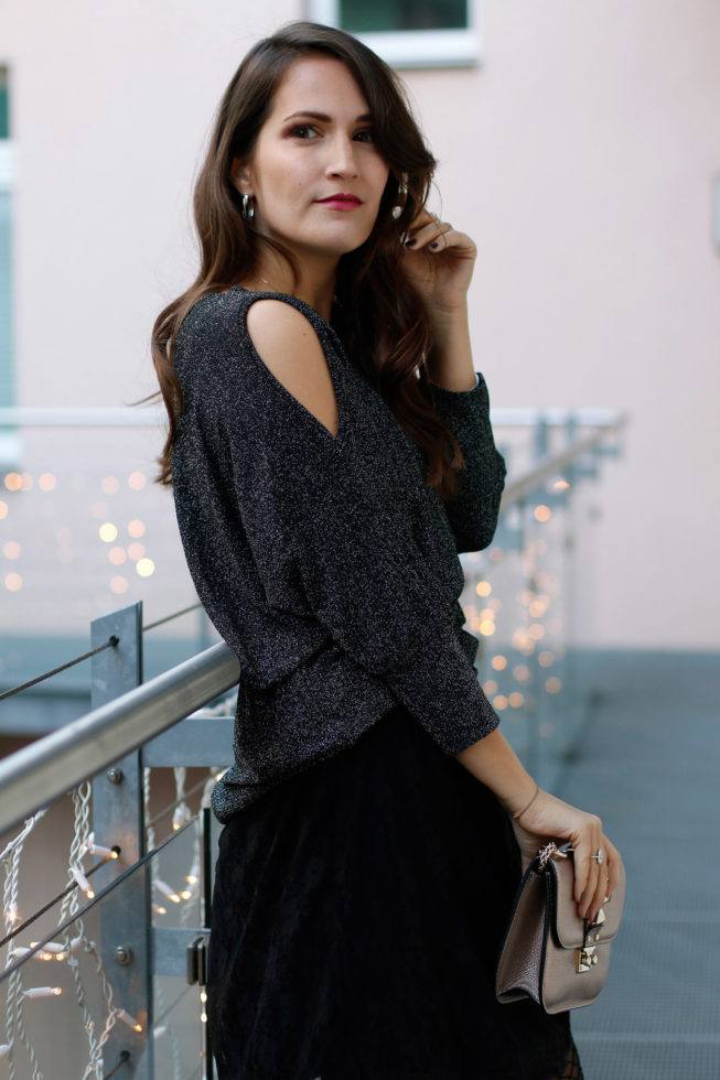 Festlicher Look mit Cold-Shoulder-Pullover, Spitzenkleid und Netzstrumpfhose