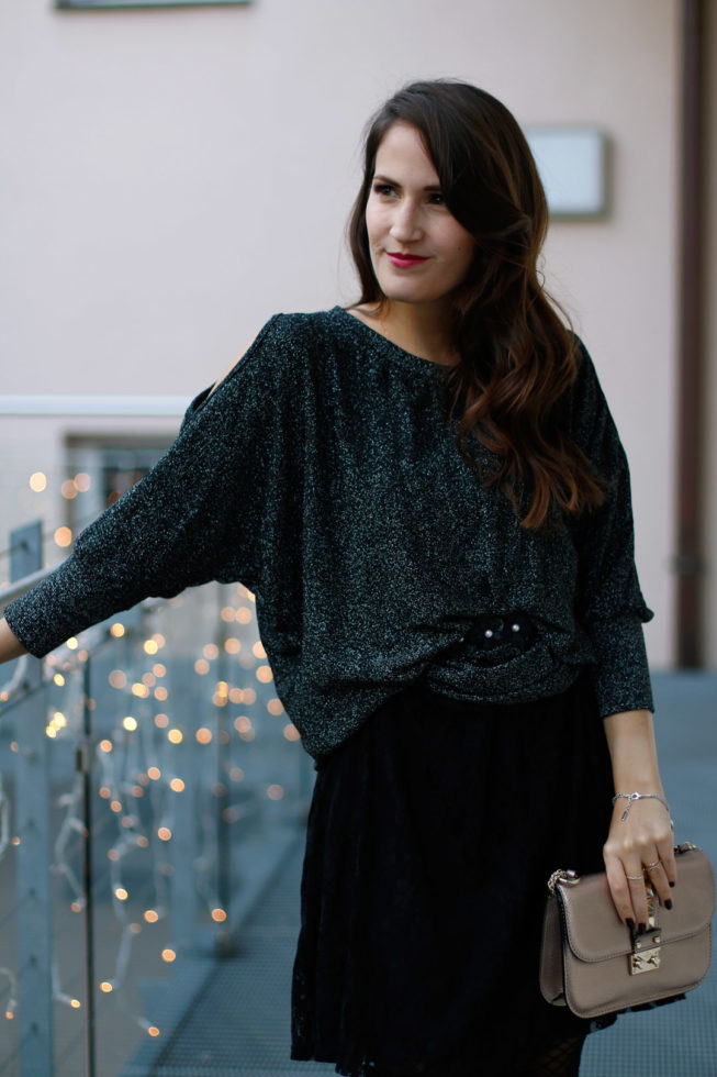 Festlicher Look mit Cold-Shoulder-Pullover, Spitzenkleid und Netzstrumpfhose