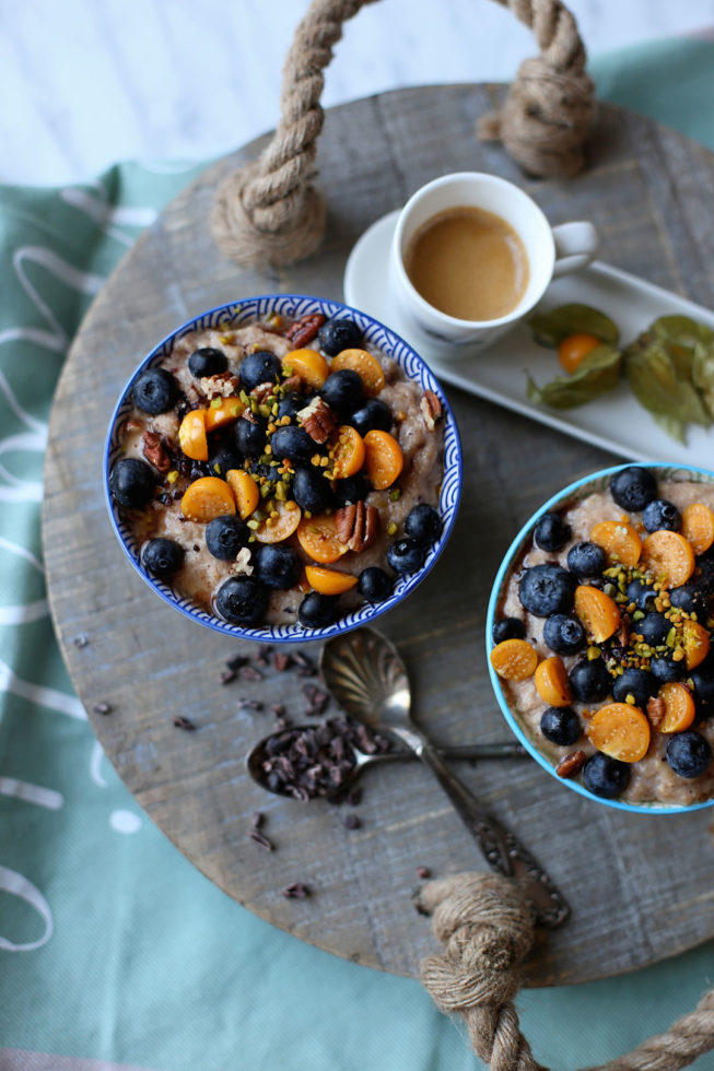 Schoko-Porridge mit Physalis und Heidelbeeren - Pieces of Mariposa