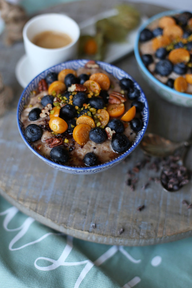 Schoko-Porridge mit Physalis und Heidelbeeren