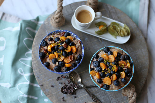 Schoko-Porridge mit Physalis und Heidelbeeren