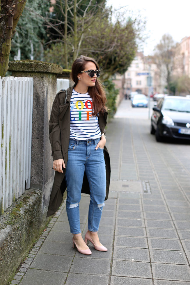 Khaki Trenchcoat, Mom-Jeans und Streifenshirt von Etre Cecile