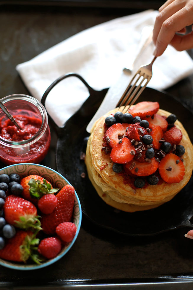 Buttermilch Pancakes mit Himbeer Chia Marmelade, Beeren und Kakaonibs