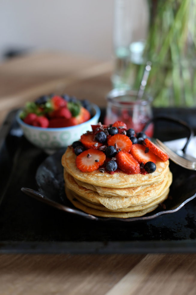 Buttermilch Pancakes mit Himbeer Chia Marmelade, Beeren und Kakaonibs