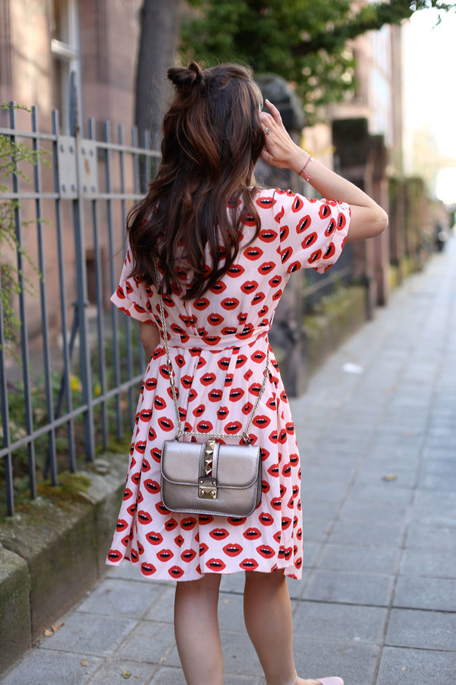 Kiss Kiss, Bang Bang, Frühlingslook mit Kleid von Fabienne Chapot 