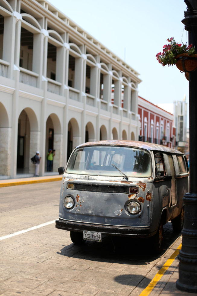 Colorful building and VW bus Merida - Pieces of Mariposa