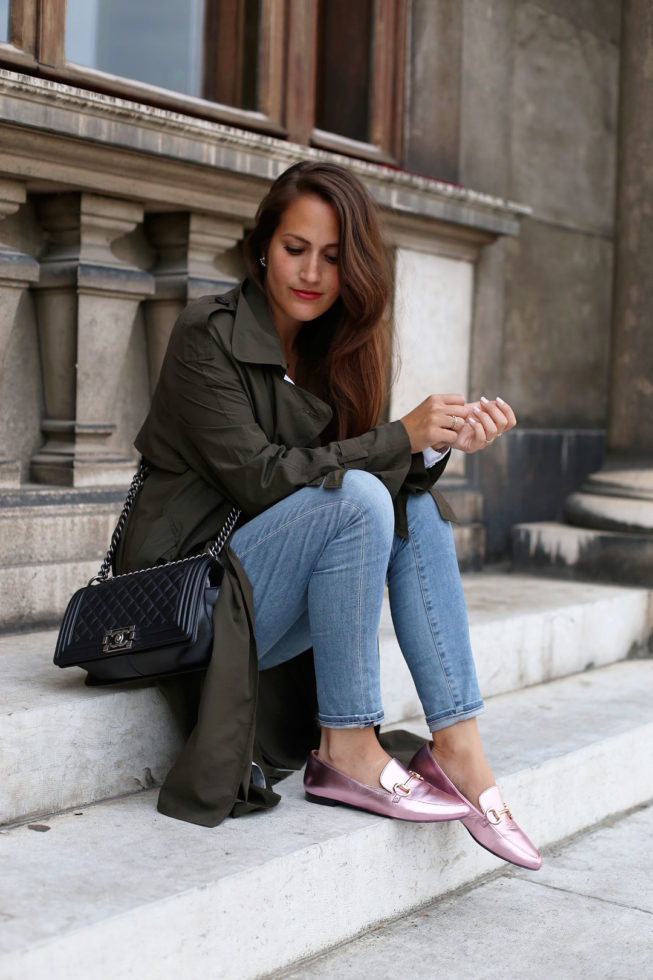 Rosa Metallic Loafer, khaki Trenchcoat und Chanel Boy Bag