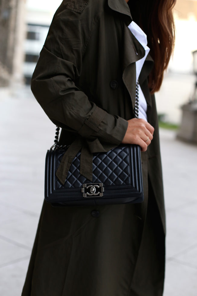 Rosa Metallic Loafer, khaki Trenchcoat und Chanel Boy Bag