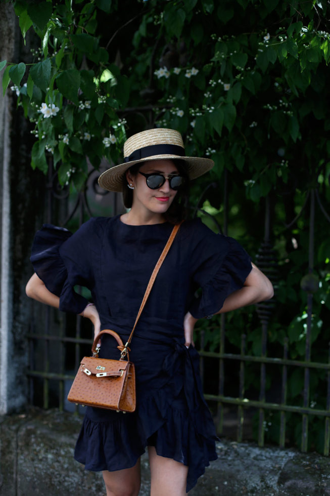 Schwarzes Leinenkleid mit Rüschen, Boater Hut und Vintagetasche