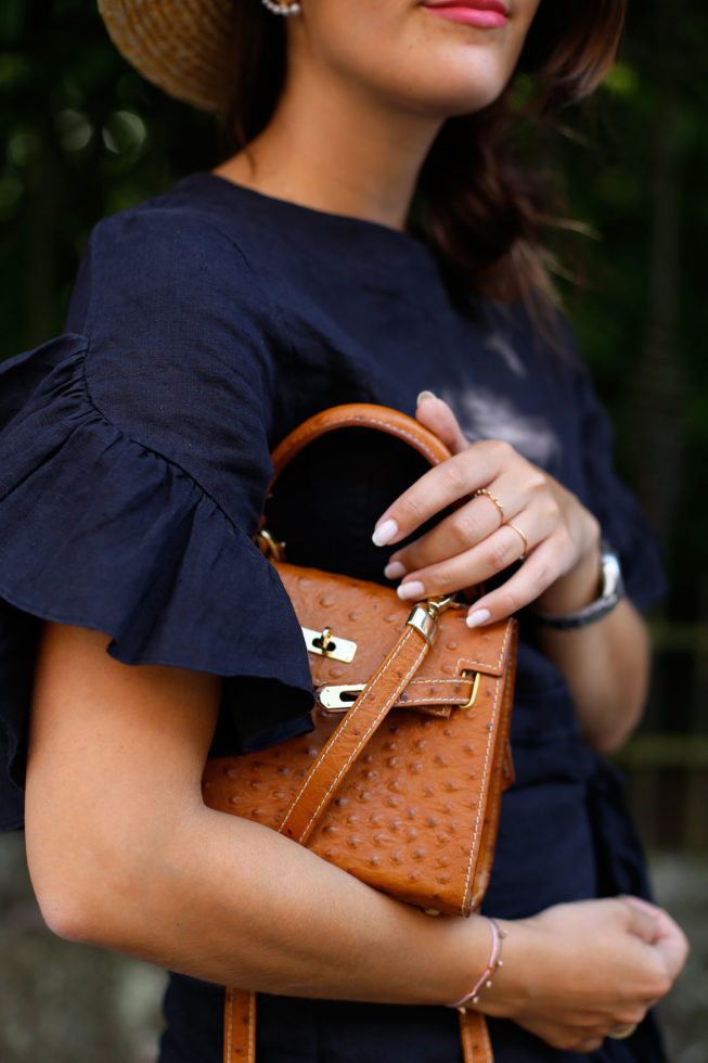 Schwarzes Leinenkleid mit Rüschen, Boater Hut und Vintagetasche