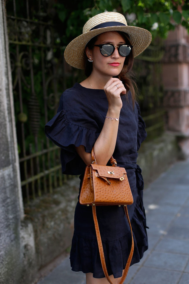 Schwarzes Leinenkleid mit Rüschen, Boater Hut und Vintagetasche