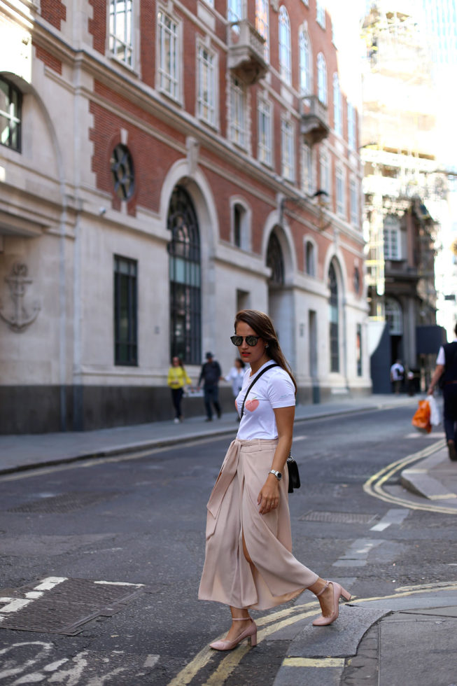 London Streetstyle // Ganni Linfield T-Shirt mit Pfirsichen