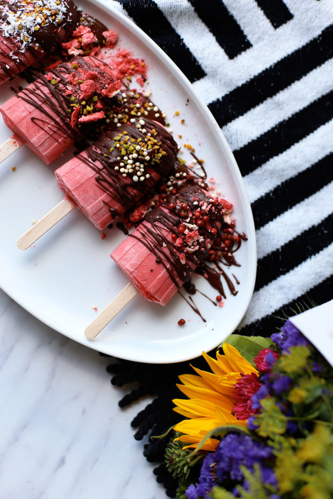 Erdbeer-Kokos-Popsicles Mit Schokoladenglasur