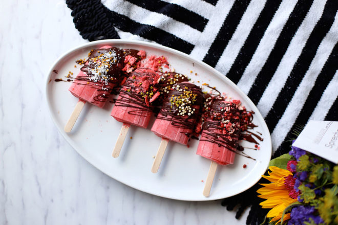 Erdbeer-Kokos-Popsicles Mit Schokoladenglasur