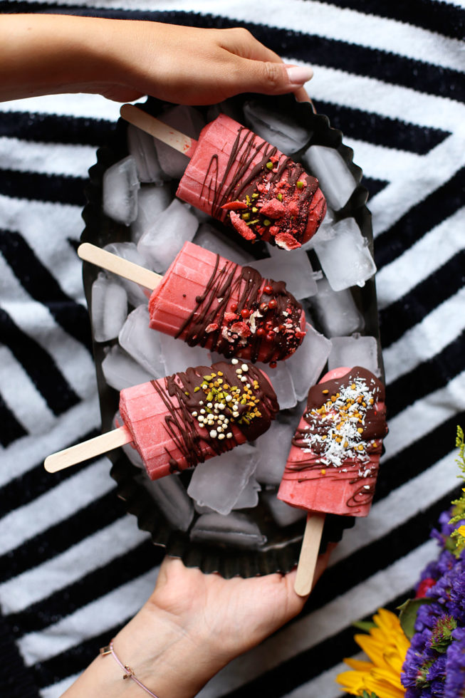 Erdbeer-Kokos-Popsicles Mit Schokoladenglasur