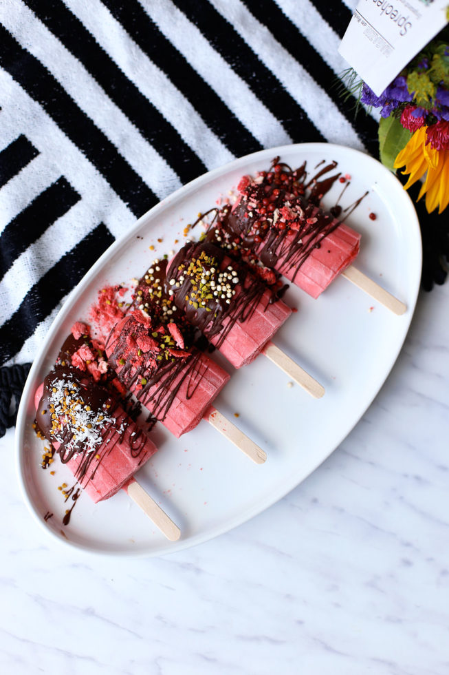 Erdbeer-Kokos-Popsicles Mit Schokoladenglasur