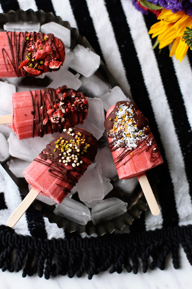 Erdbeer-Kokos-Popsicles Mit Schokoladenglasur