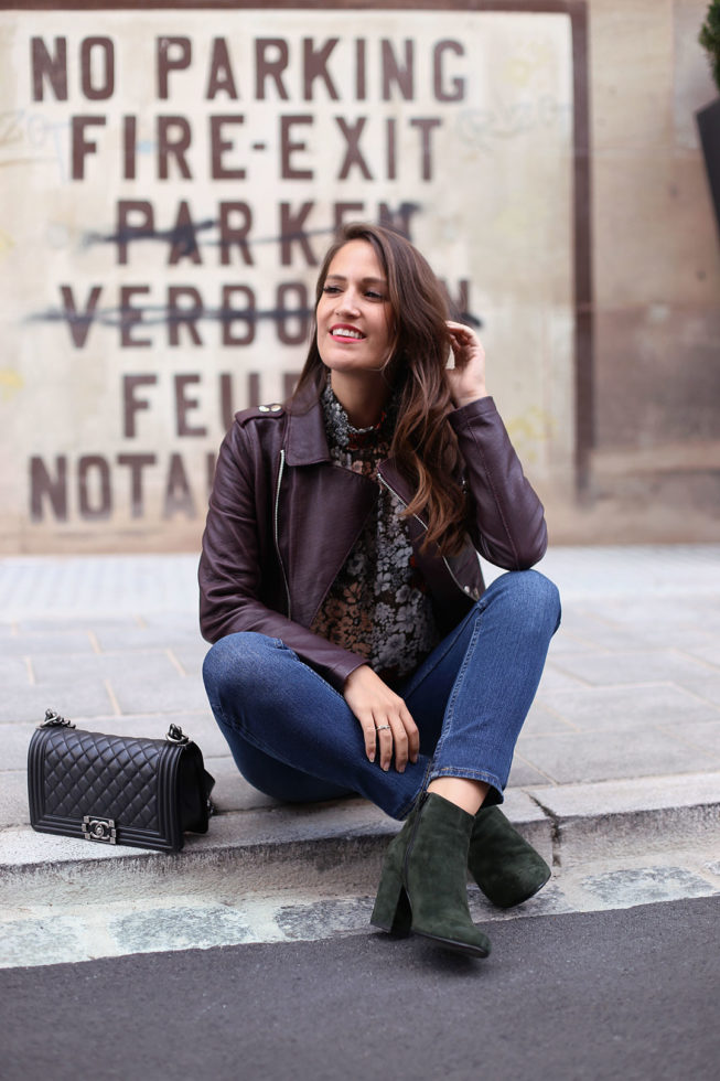 Herbstlook mit Lederjacke, Blumentop und Chanel Boy Bag