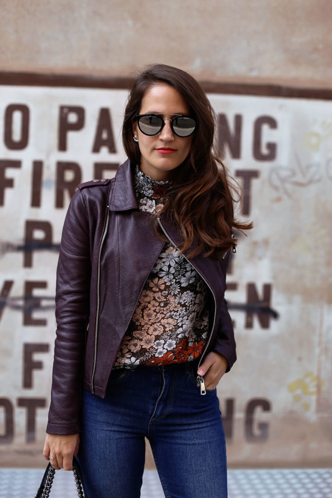 Herbstlook mit Lederjacke, Blumentop und Chanel Boy Bag