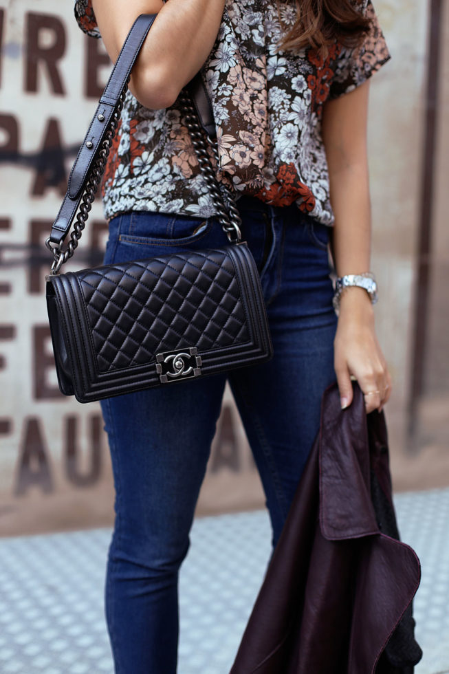 Herbstlook mit Lederjacke, Blumentop und Chanel Boy Bag