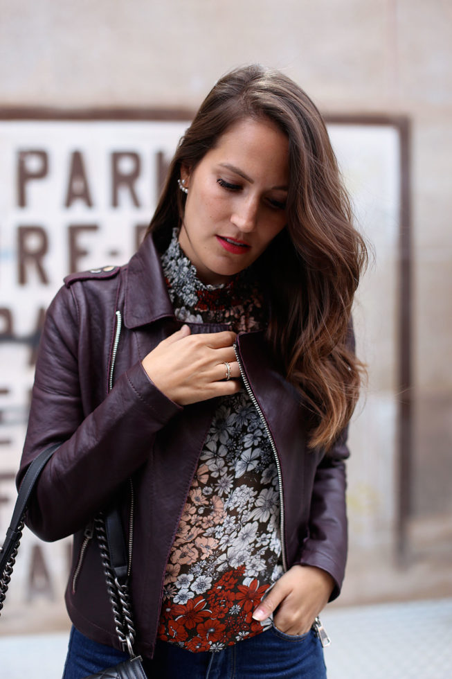 Herbstlook mit Lederjacke, Blumentop und Chanel Boy Bag