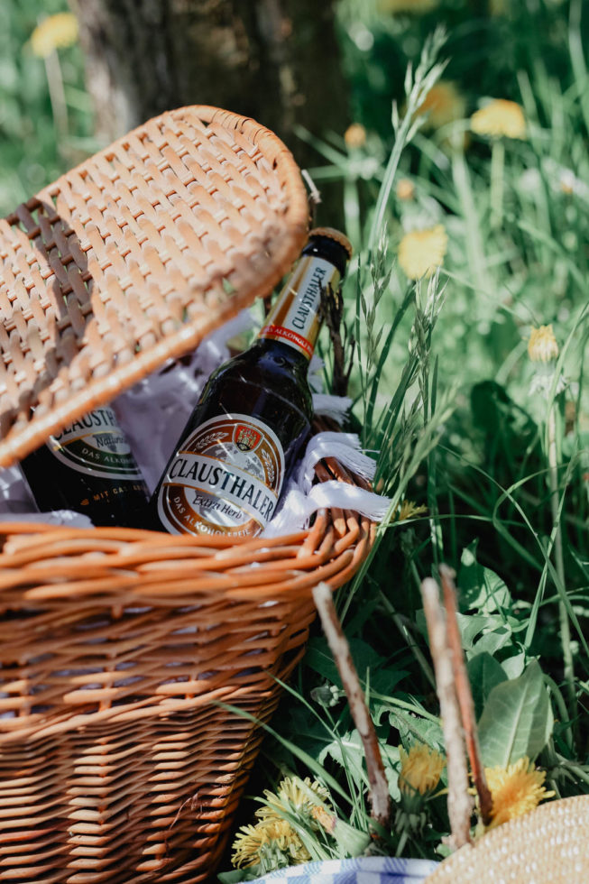 Ein Picknick zwischen Kirschbäumen