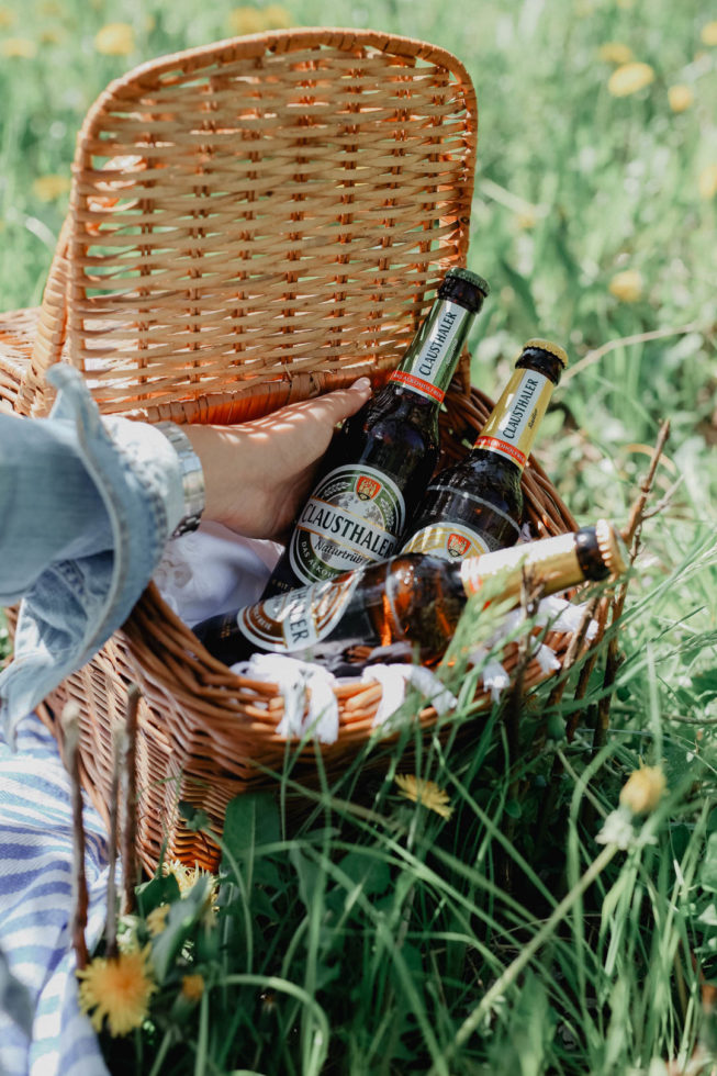 Ein Picknick zwischen Kirschbäumen