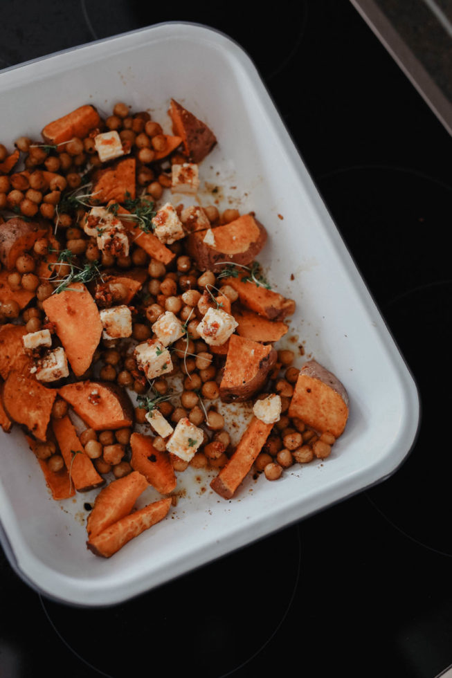 Gesundes Mittagessen: Süßkartoffel Wedges mit Kichererbsen und Feta